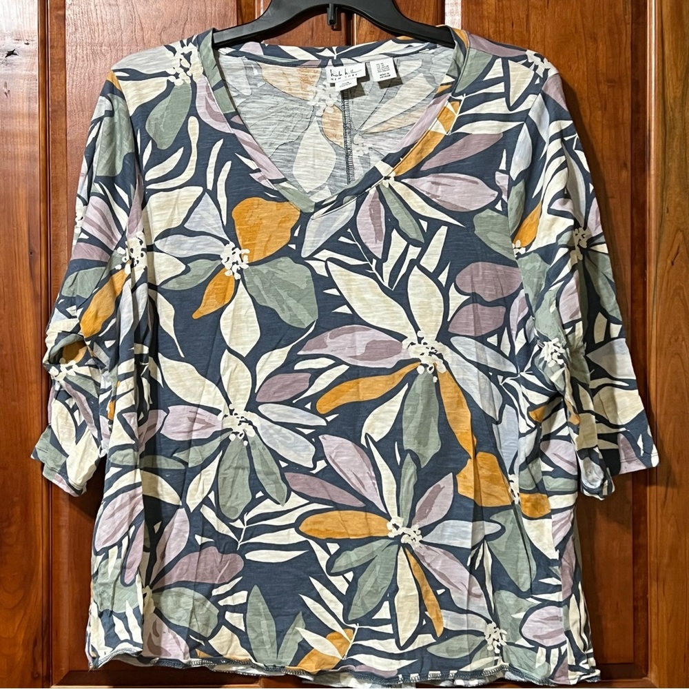 Nicole Miller floral V-neck top in a blue multi-color.  100% Cotton Top 3X
